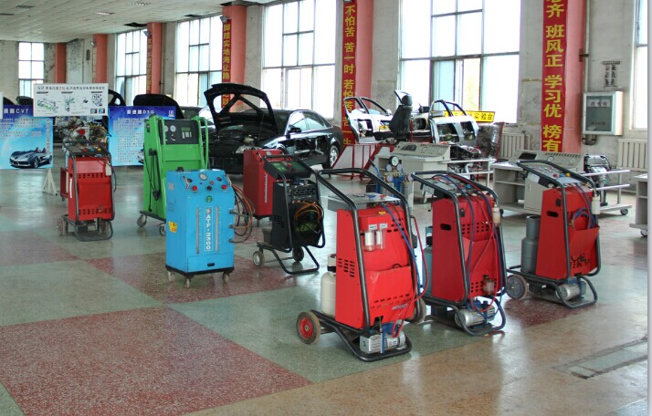 鞍山汽修学员天天下车间实操